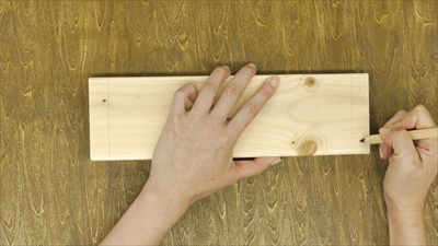 木材サイズに合わせた印をもとにして、組み立てる木材の真ん中にビスが打てるように下穴用の印をつけます。
